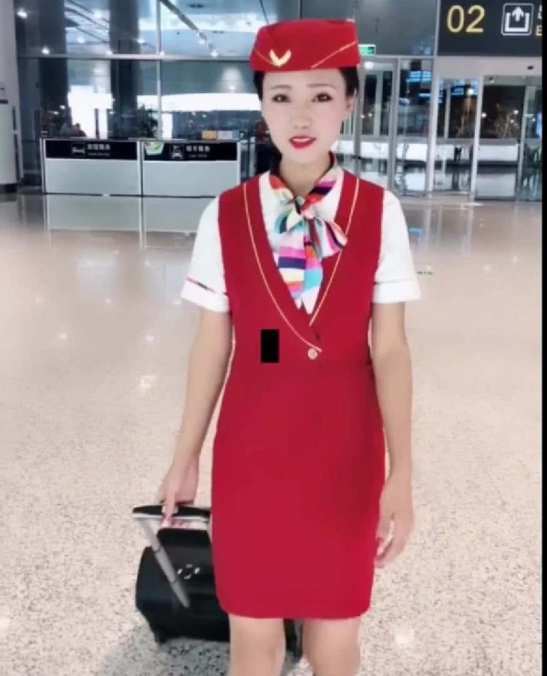 空姐睡過頭「來不及化妝」被罵：這樣怎麼上飛機？　5分鐘後她「完妝亮麗歸來」讓眾人全看傻