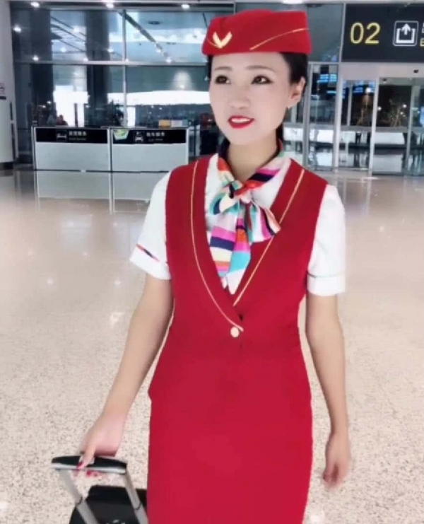 空姐睡過頭「來不及化妝」被罵：這樣怎麼上飛機？　5分鐘後她「完妝亮麗歸來」讓眾人全看傻