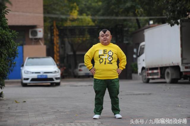 人生開外掛！他身高120公分「靠模仿周潤發」爆紅  被前妻拋棄後「遇美嬌娘賺7座房」