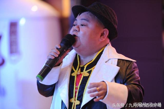 人生開外掛！他身高120公分「靠模仿周潤發」爆紅  被前妻拋棄後「遇美嬌娘賺7座房」