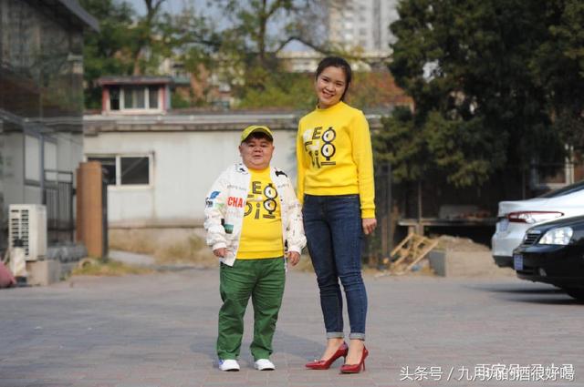 人生開外掛！他身高120公分「靠模仿周潤發」爆紅  被前妻拋棄後「遇美嬌娘賺7座房」