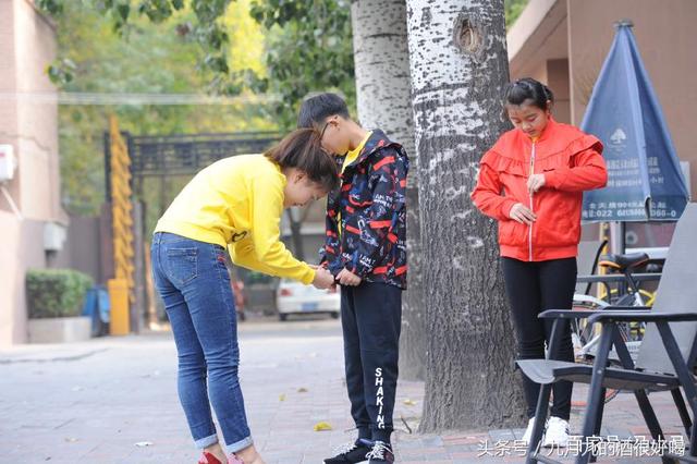 人生開外掛！他身高120公分「靠模仿周潤發」爆紅  被前妻拋棄後「遇美嬌娘賺7座房」