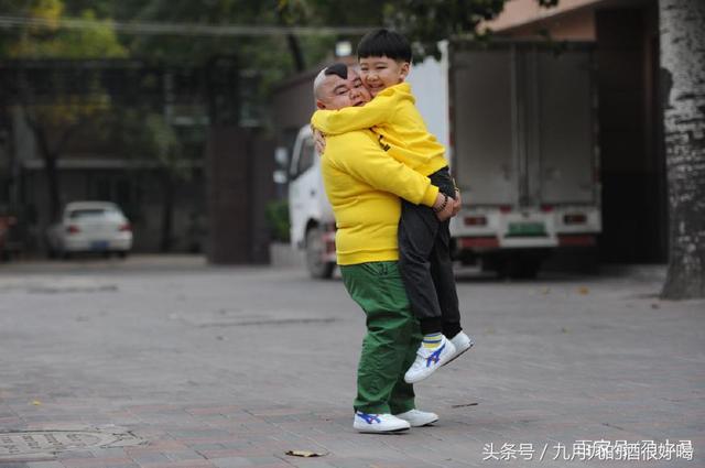 人生開外掛！他身高120公分「靠模仿周潤發」爆紅  被前妻拋棄後「遇美嬌娘賺7座房」