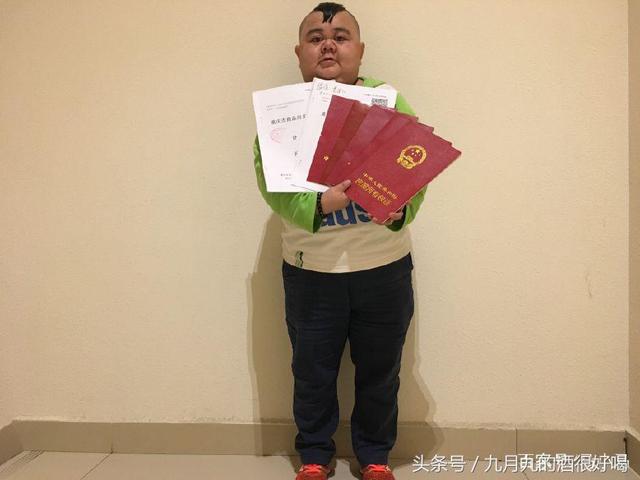 人生開外掛！他身高120公分「靠模仿周潤發」爆紅  被前妻拋棄後「遇美嬌娘賺7座房」