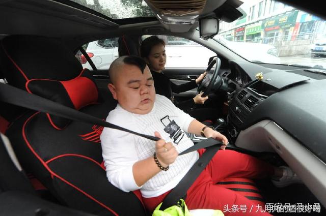 人生開外掛！他身高120公分「靠模仿周潤發」爆紅  被前妻拋棄後「遇美嬌娘賺7座房」