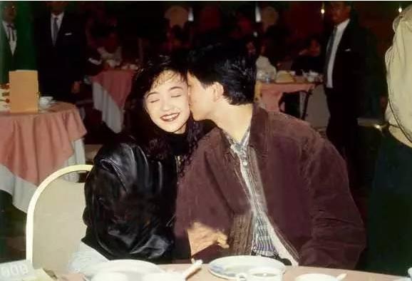 18歲被挖掘24歲退出歌壇！情路坎坷初戀最難忘  如今「52歲的香港天后」孤單一人更自在