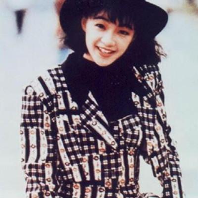 18歲被挖掘24歲退出歌壇！情路坎坷初戀最難忘  如今「52歲的香港天后」孤單一人更自在