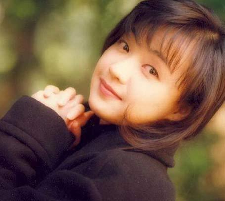 18歲被挖掘24歲退出歌壇！情路坎坷初戀最難忘  如今「52歲的香港天后」孤單一人更自在