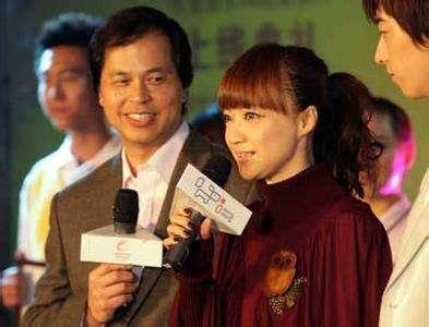 18歲被挖掘24歲退出歌壇！情路坎坷初戀最難忘  如今「52歲的香港天后」孤單一人更自在