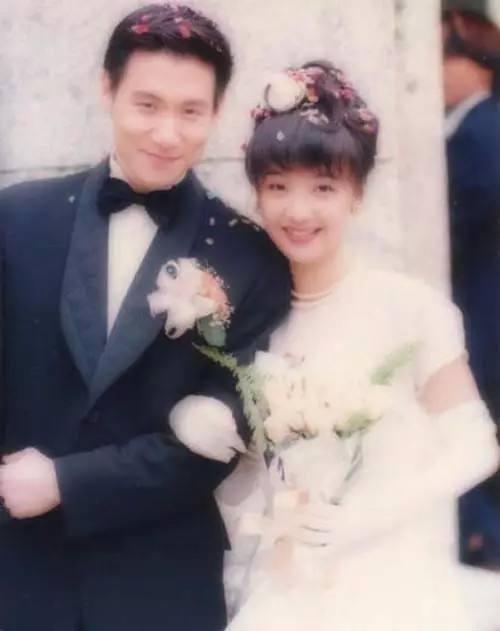 18歲被挖掘24歲退出歌壇！情路坎坷初戀最難忘  如今「52歲的香港天后」孤單一人更自在