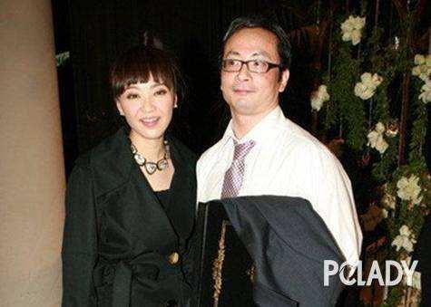 18歲被挖掘24歲退出歌壇！情路坎坷初戀最難忘  如今「52歲的香港天后」孤單一人更自在