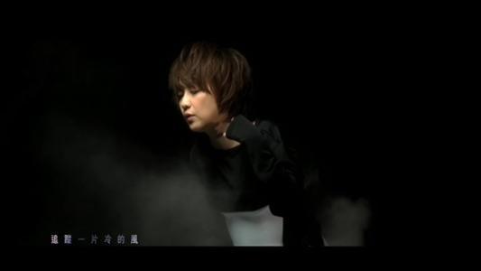 18歲被挖掘24歲退出歌壇！情路坎坷初戀最難忘  如今「52歲的香港天后」孤單一人更自在