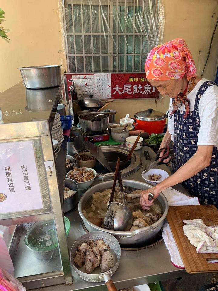 怕學生吃不飽！雲林婆婆「乾麵只賣20元」從不漲價　加飯麵不用錢「月賠10萬也沒關係」學生決定回報恩情❤