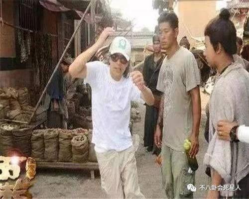 看完周星馳的「片場照片」,就能明白:為什麼明星都不願跟他合作?