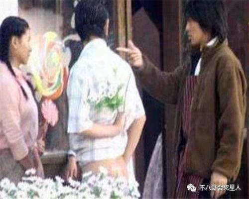 看完周星馳的「片場照片」,就能明白:為什麼明星都不願跟他合作?