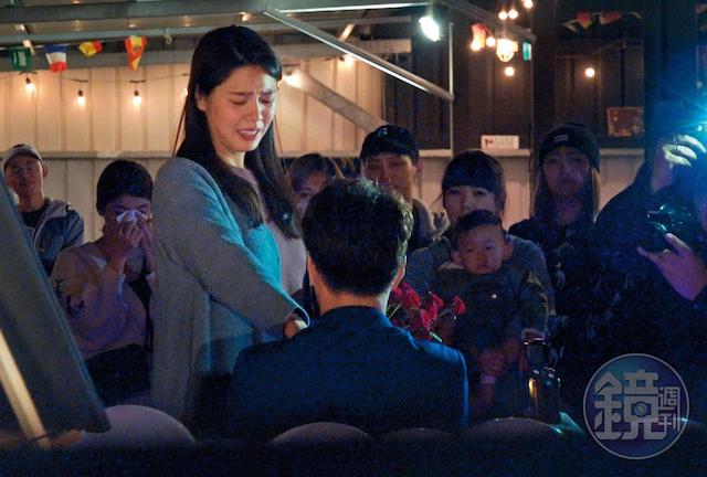 【影】現場超浪漫!白家綺嫩尪「哽咽下跪求婚」親友團全哭了 她轉身爆哭問:我...可以嫁給他嗎...