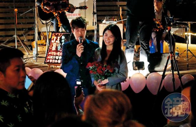 【影】現場超浪漫!白家綺嫩尪「哽咽下跪求婚」親友團全哭了 她轉身爆哭問:我...可以嫁給他嗎...