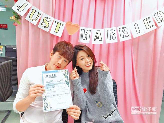 【影】現場超浪漫!白家綺嫩尪「哽咽下跪求婚」親友團全哭了 她轉身爆哭問:我...可以嫁給他嗎...