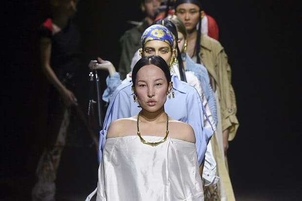 藏族少女「滿臉黑痣＋超寬山根」被笑像阿凡達！　某天逛街「獨特空靈美被星探相中」爆紅全球 