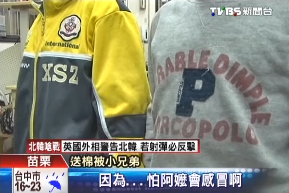 怕住院阿嬤冷！乖孫「冒雨扛棉被」送暖  擔心孫子吃苦反被安慰：能住在一起就好