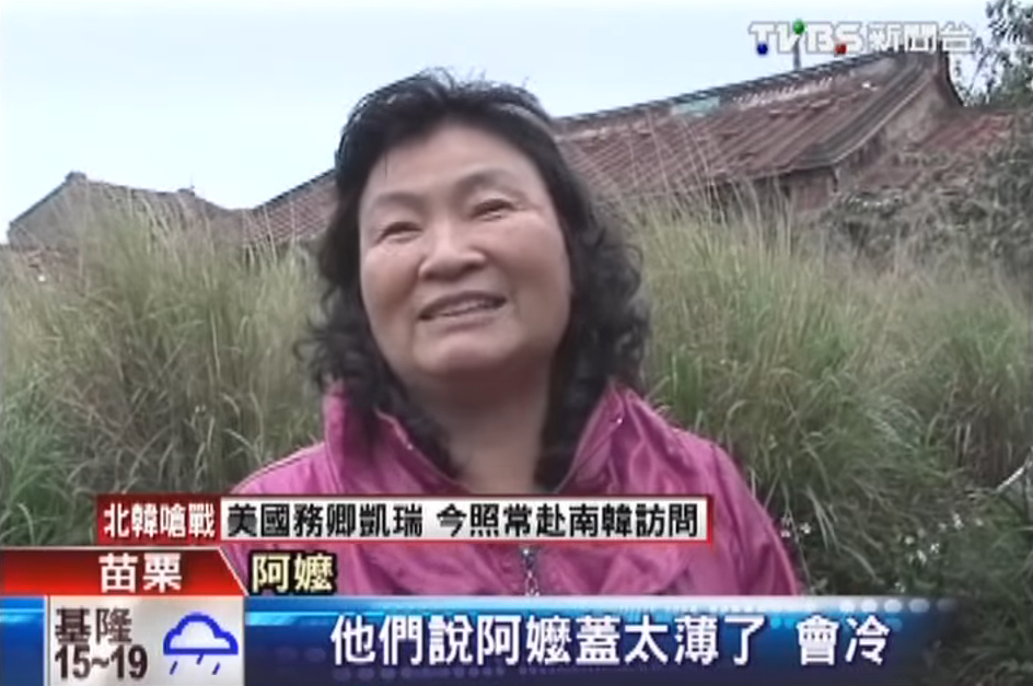 怕住院阿嬤冷！乖孫「冒雨扛棉被」送暖  擔心孫子吃苦反被安慰：能住在一起就好