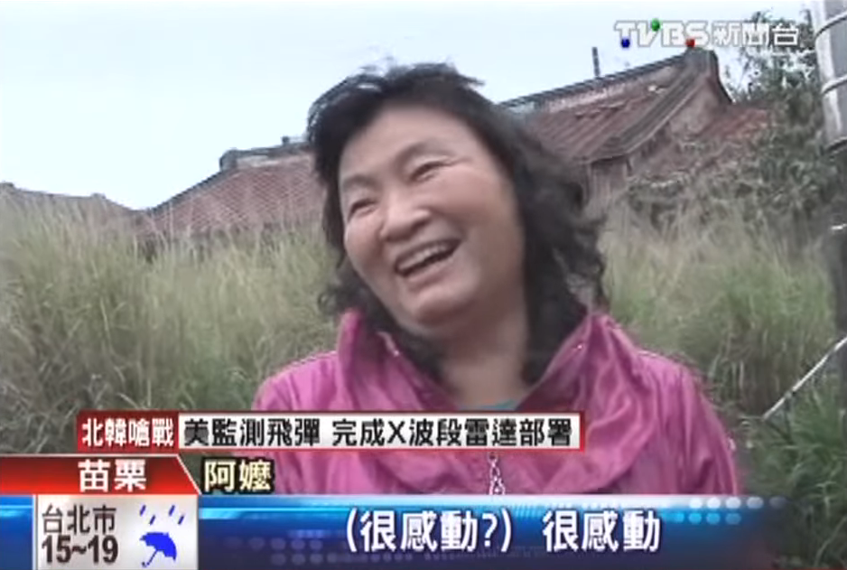 怕住院阿嬤冷！乖孫「冒雨扛棉被」送暖  擔心孫子吃苦反被安慰：能住在一起就好