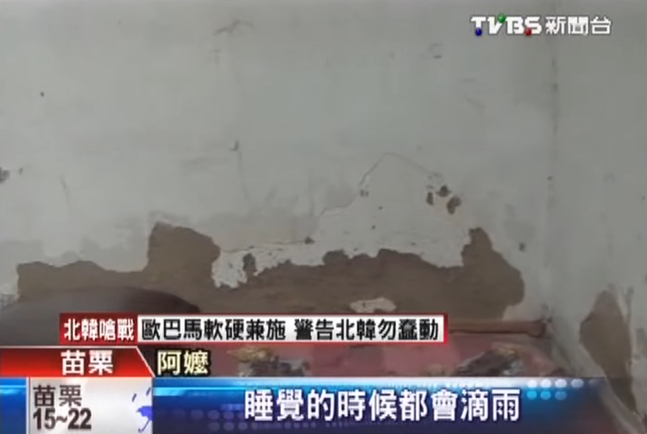 怕住院阿嬤冷！乖孫「冒雨扛棉被」送暖  擔心孫子吃苦反被安慰：能住在一起就好