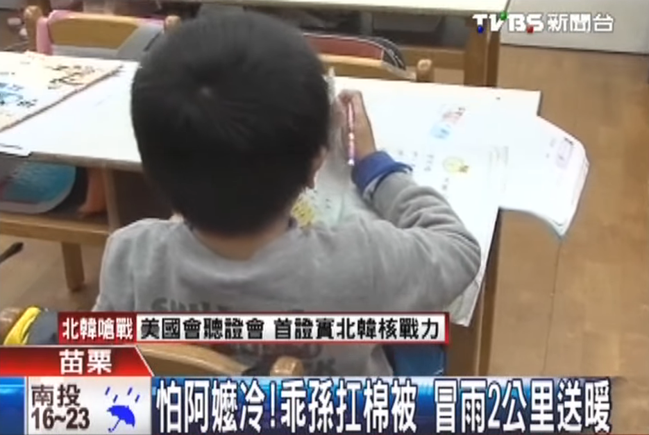 怕住院阿嬤冷！乖孫「冒雨扛棉被」送暖  擔心孫子吃苦反被安慰：能住在一起就好