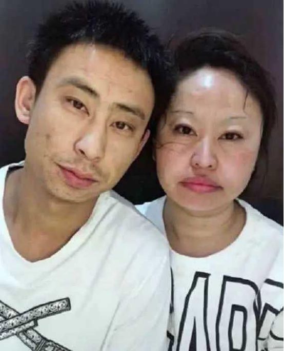 相差17歲姊弟戀爆紅!凍齡女友被讚翻 應粉絲要求「螢幕前大方卸妝」網看呆:化妝很重要