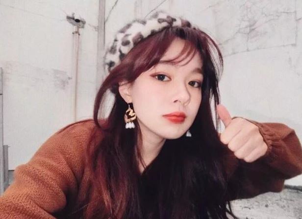 相差17歲姊弟戀爆紅!凍齡女友被讚翻 應粉絲要求「螢幕前大方卸妝」網看呆:化妝很重要