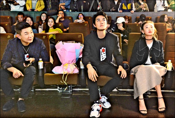 吳克群電影首映依約「留最佳位置給媽媽」 座位放康乃馨:願孩兒沒讓你失望