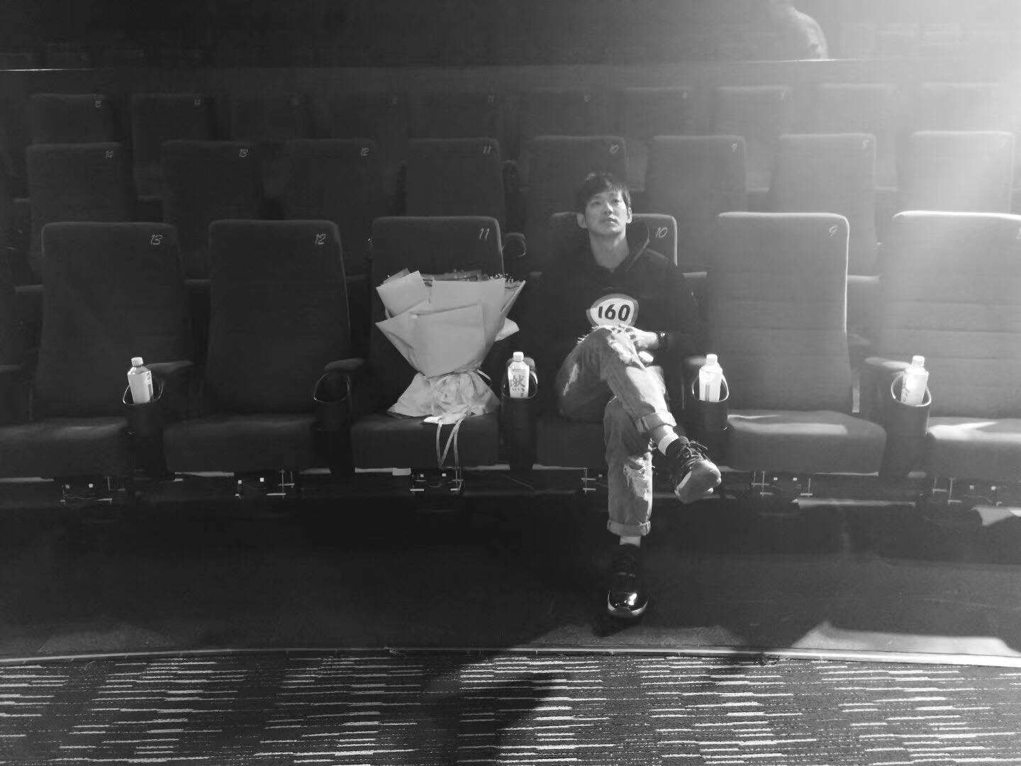 吳克群電影首映依約「留最佳位置給媽媽」 座位放康乃馨:願孩兒沒讓你失望