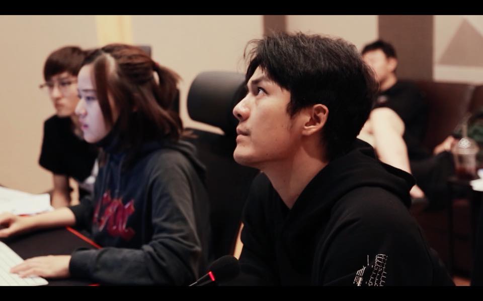 吳克群電影首映依約「留最佳位置給媽媽」 座位放康乃馨:願孩兒沒讓你失望