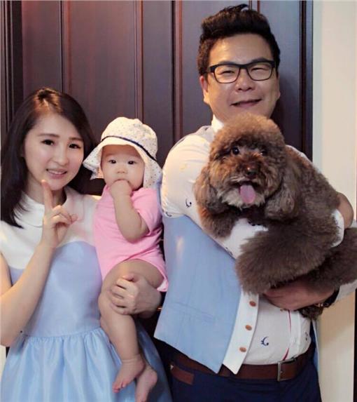 沈玉琳女兒長大了!學爸爸自拍「曝光網美照」太驚人 尖下巴+電眼讓網友直呼:根本小S