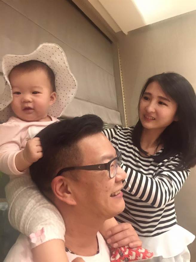 沈玉琳女兒長大了!學爸爸自拍「曝光網美照」太驚人 尖下巴+電眼讓網友直呼:根本小S