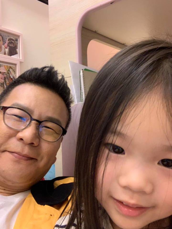 沈玉琳女兒長大了!學爸爸自拍「曝光網美照」太驚人 尖下巴+電眼讓網友直呼:根本小S