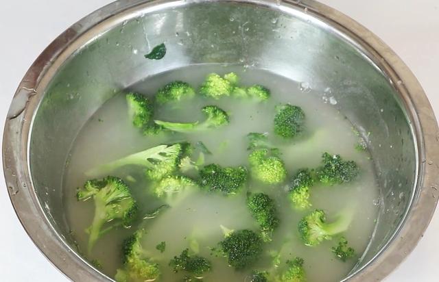 花椰菜洗不乾淨？教你一個小竅門「髒東西自己跑出來」吃起來健康又美味