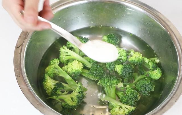 花椰菜洗不乾淨？教你一個小竅門「髒東西自己跑出來」吃起來健康又美味