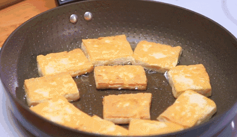 煎豆腐時，不要直接下油鍋「牢記3點」豆腐不碎不粘鍋