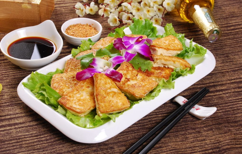 煎豆腐時，不要直接下油鍋「牢記3點」豆腐不碎不粘鍋