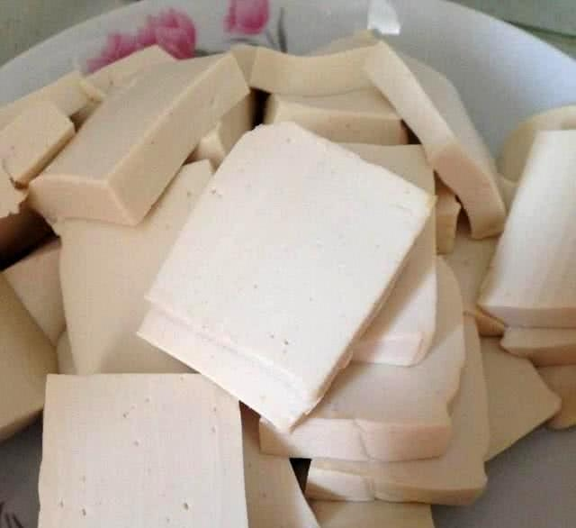 煎豆腐時，不要直接下油鍋「牢記3點」豆腐不碎不粘鍋