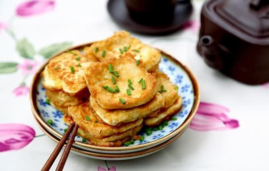 煎豆腐時，不要直接下油鍋「牢記3點」豆腐不碎不粘鍋
