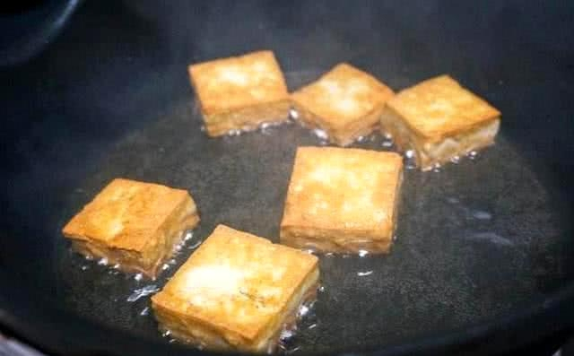 煎豆腐時，不要直接下油鍋「牢記3點」豆腐不碎不粘鍋