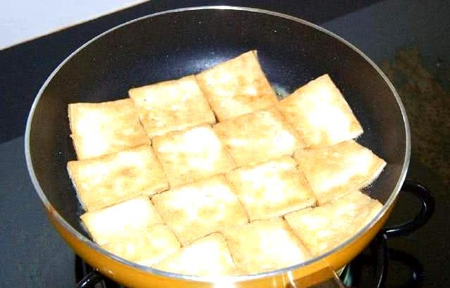 煎豆腐時，不要直接下油鍋「牢記3點」豆腐不碎不粘鍋