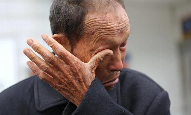 9歲女孩吃自助總是將食物裝進書包帶走，老闆懷疑跟蹤後，把20萬藏進書包