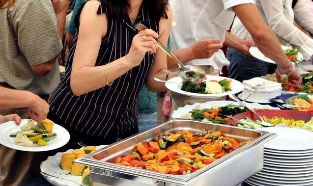 9歲女孩吃自助總是將食物裝進書包帶走，老闆懷疑跟蹤後，把20萬藏進書包