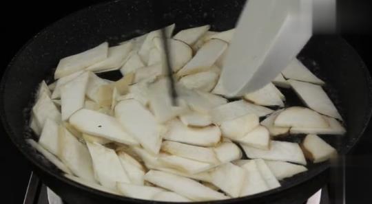 杏鮑菇最好吃的做法「杏鮑菇炒五花肉」又香又入味，家人都愛吃
