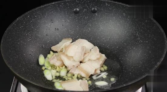 杏鮑菇最好吃的做法「杏鮑菇炒五花肉」又香又入味，家人都愛吃