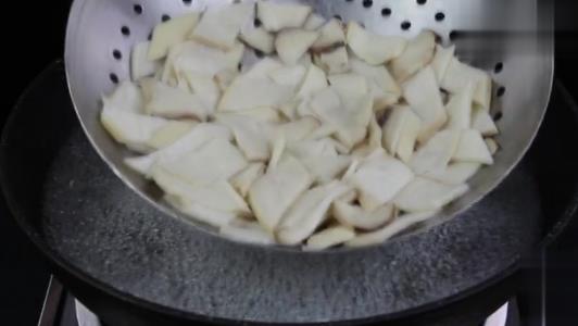杏鮑菇最好吃的做法「杏鮑菇炒五花肉」又香又入味，家人都愛吃