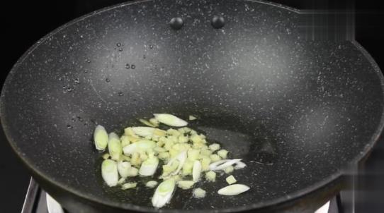 杏鮑菇最好吃的做法「杏鮑菇炒五花肉」又香又入味，家人都愛吃